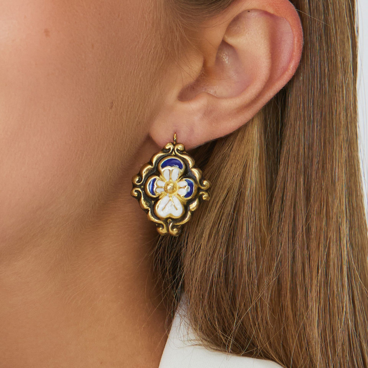 Brincos Barroco Esmalte Azul em Prata Dourada
