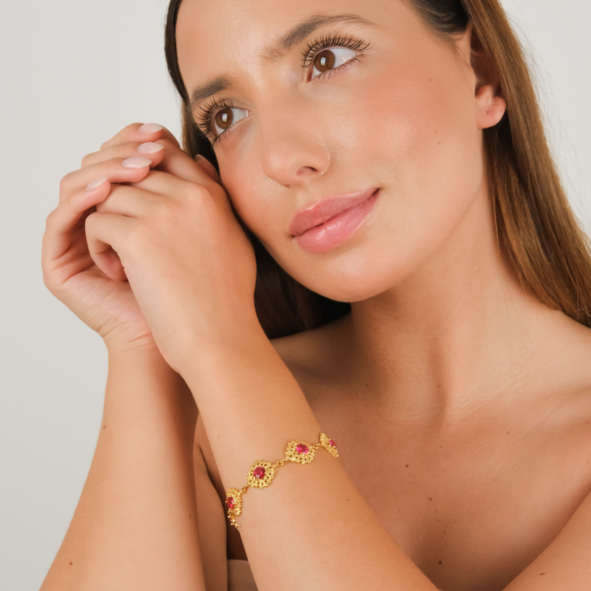 Pulseira Rainha Vermelho em Prata dourada
