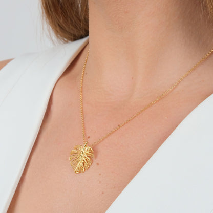 Colar Monstera em Prata Dourada