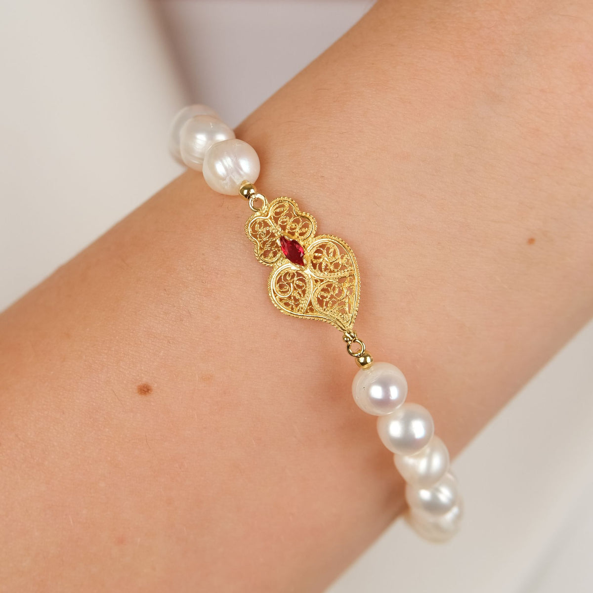 Pulseira Coração de Viana Vermelho em Prata Dourada