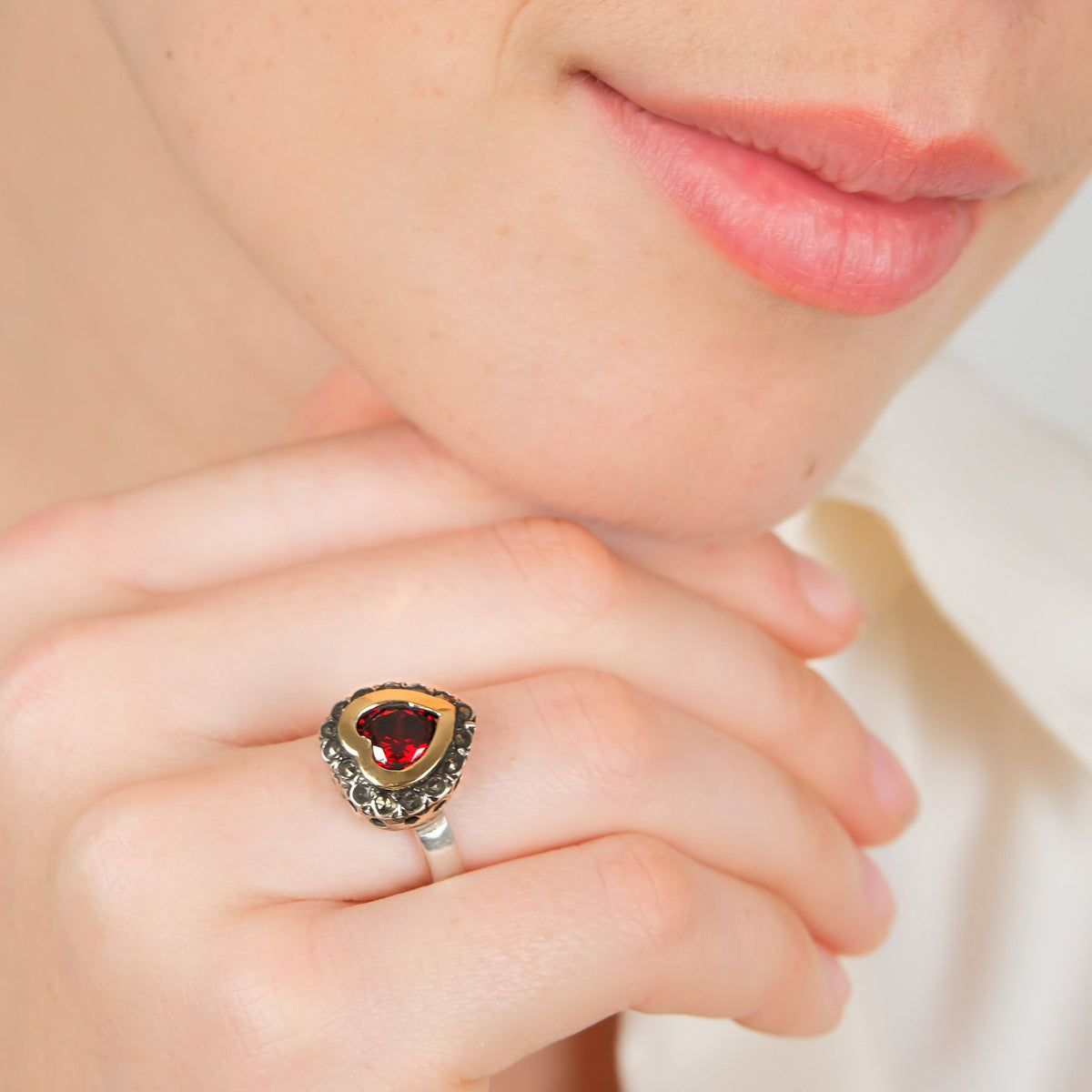 Anel Vintage Vermelho em Prata e Ouro