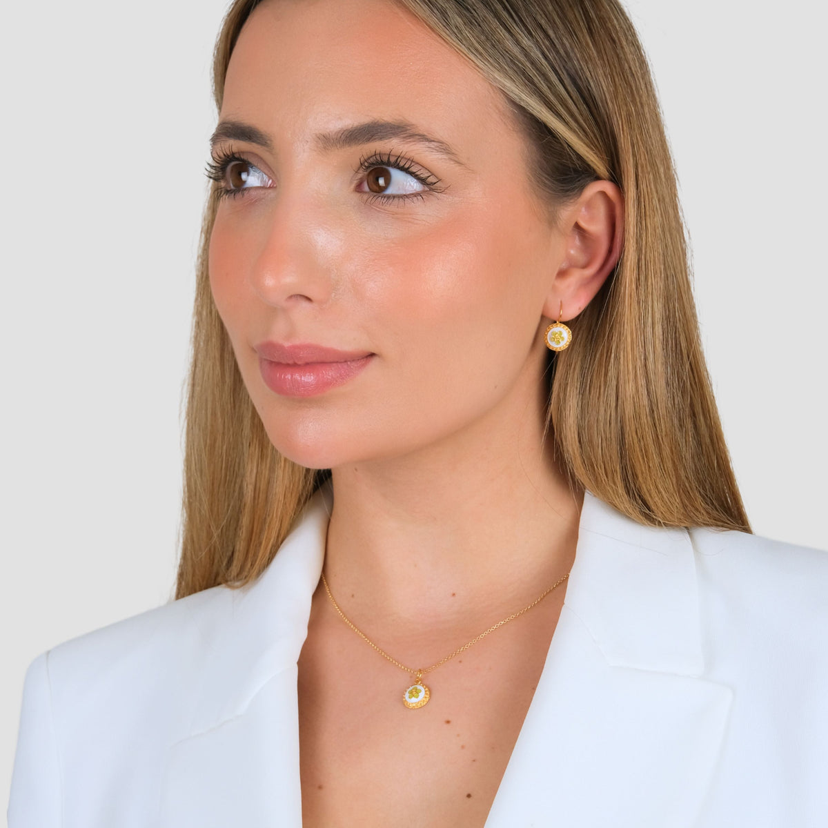 Conjunto Caramujo Branco e Verde em Prata Dourada