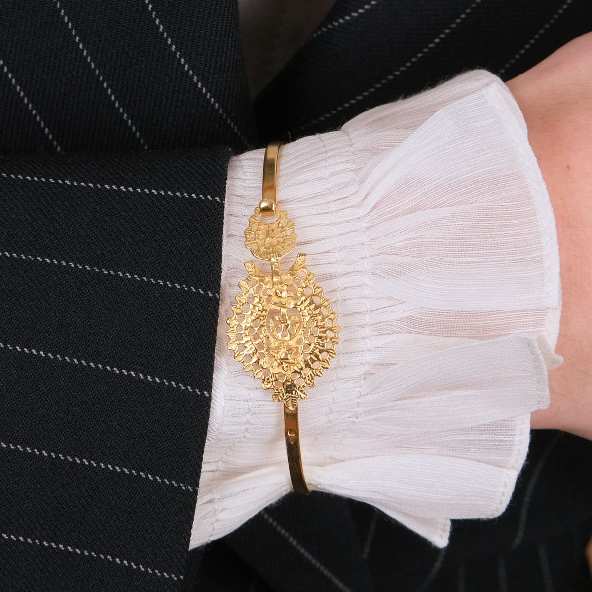 Pulseira Escrava Brinco à Rainha em Prata Dourada