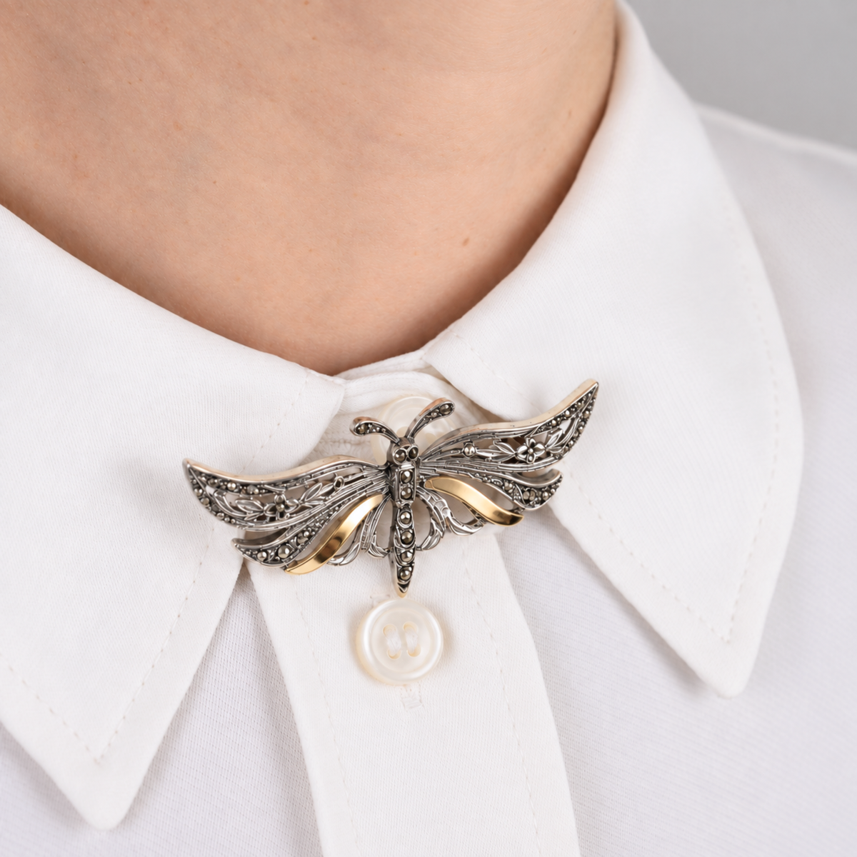 Alfinete Borboleta com Marcassites em Prata e Ouro