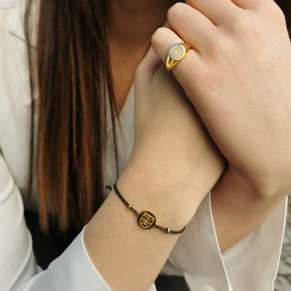Pulseira Escudo em Prata Dourada com Fio