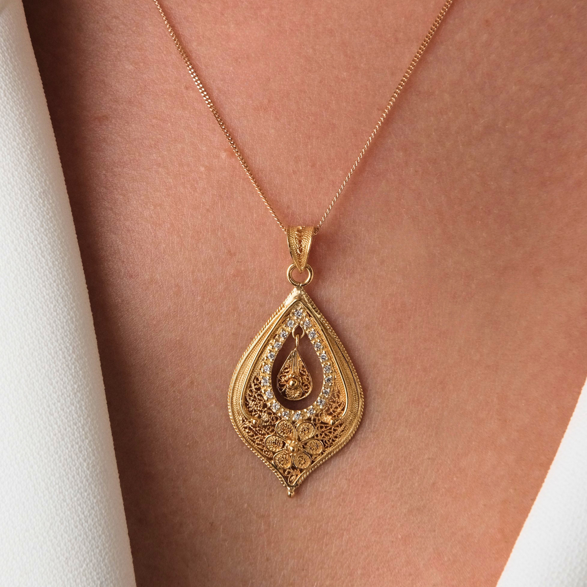 Colar Lágrima Flor em Ouro 19,2Kt com Diamantes