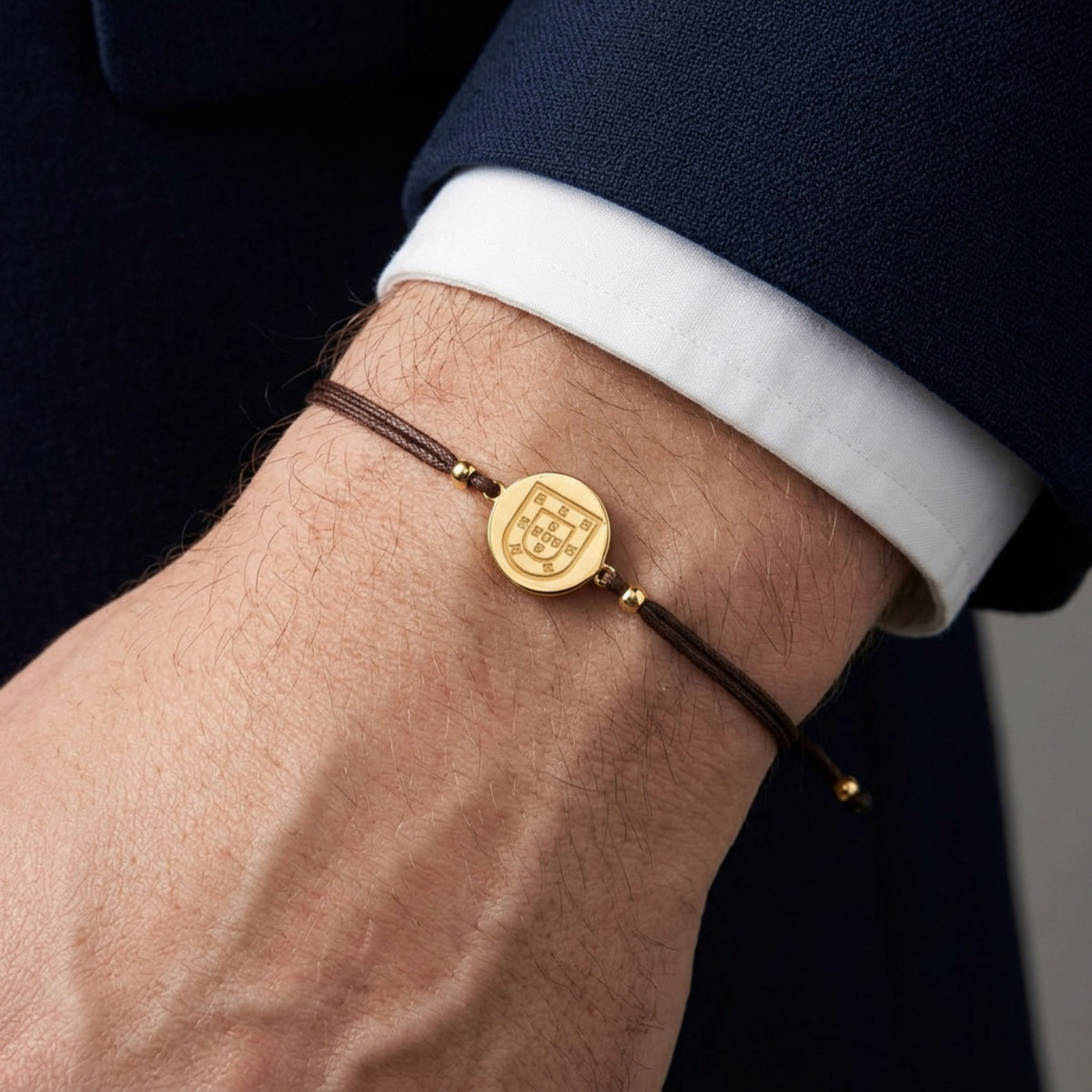 Pulseira Escudo em Prata Dourada com Fio